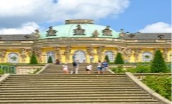 Потсдам, Німеччина - 14 серпня 2017: Фрагмент палац Фрідріх II в Sanssousi парку